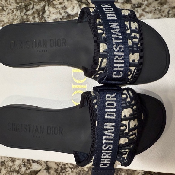 Christian Dior Revolution slide. 100% authentic, Great condition! - Picture 2 of 4